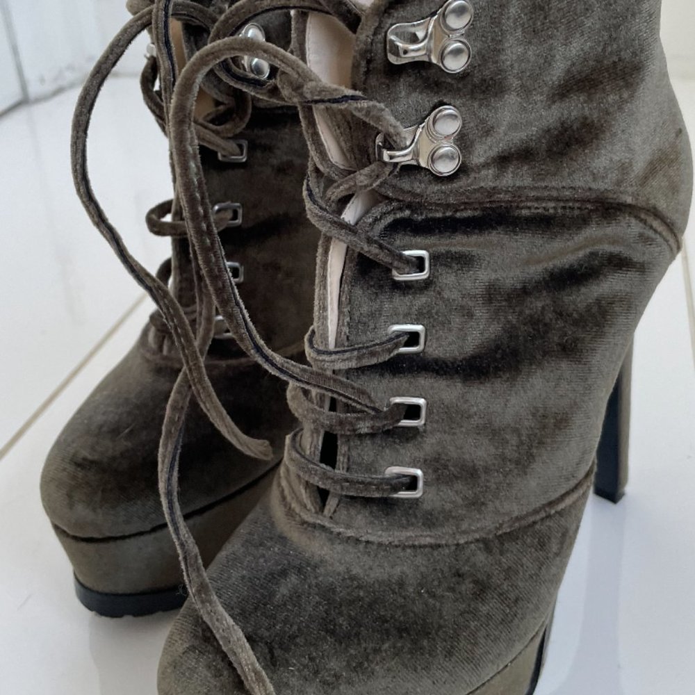 Mistress Rocks Boots - Picture 4 of 7